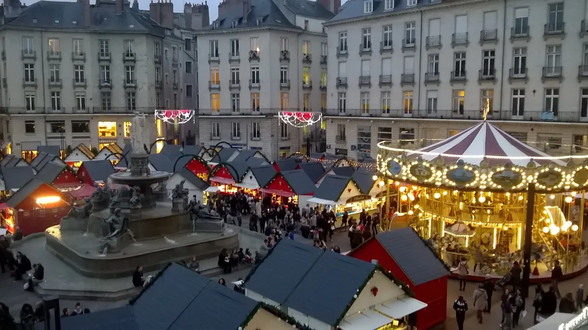 Vue aérienne des chalets et du manège de la place Royale au marché de Noël de Nantes