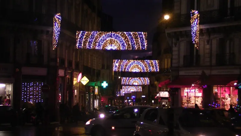 Arches lumineuses de Noël dans une rue du centre de Nantes