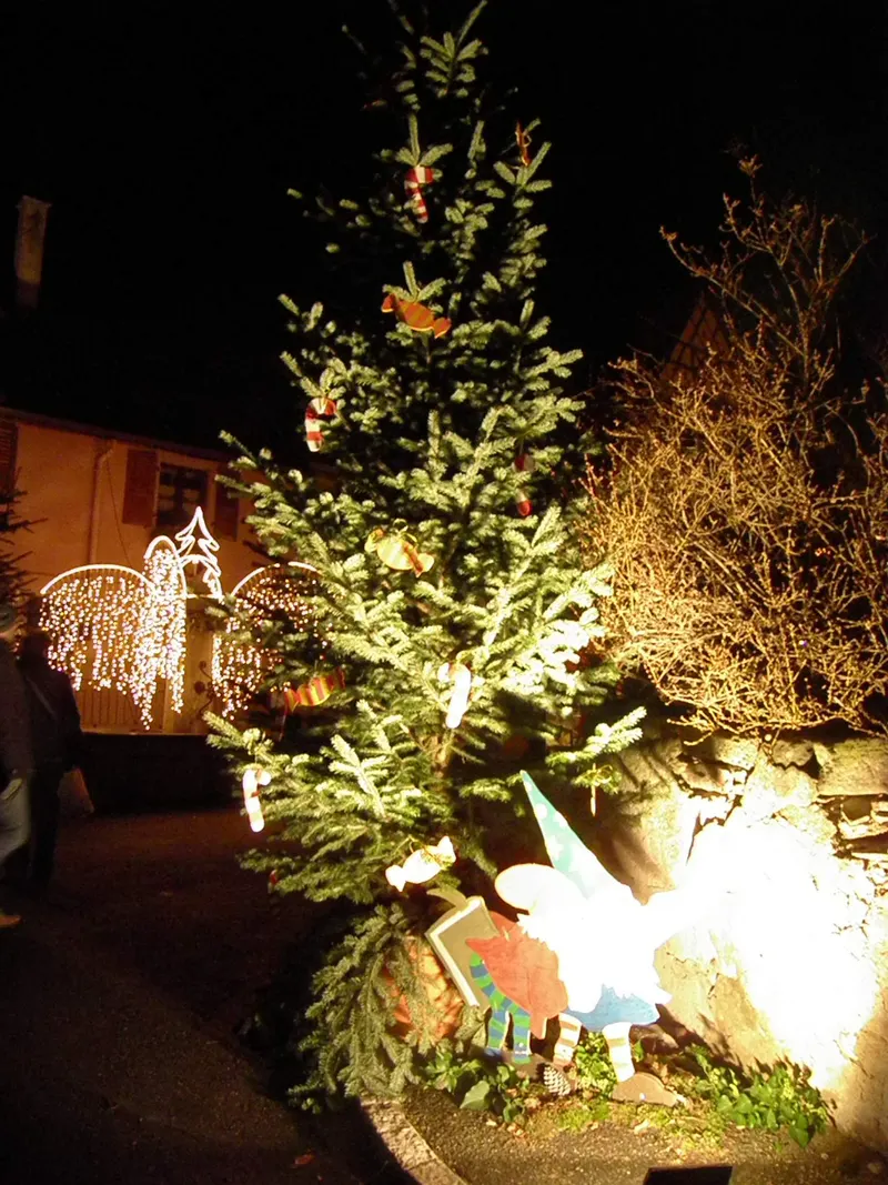 Sapin décoré d'anges en papier à Orschwiller