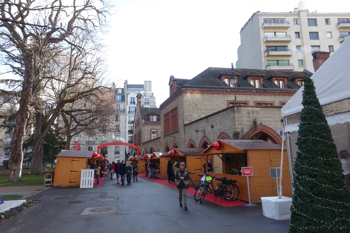 Marché de Noël dans le jardin de la Fondation d'Auteuil, Paris