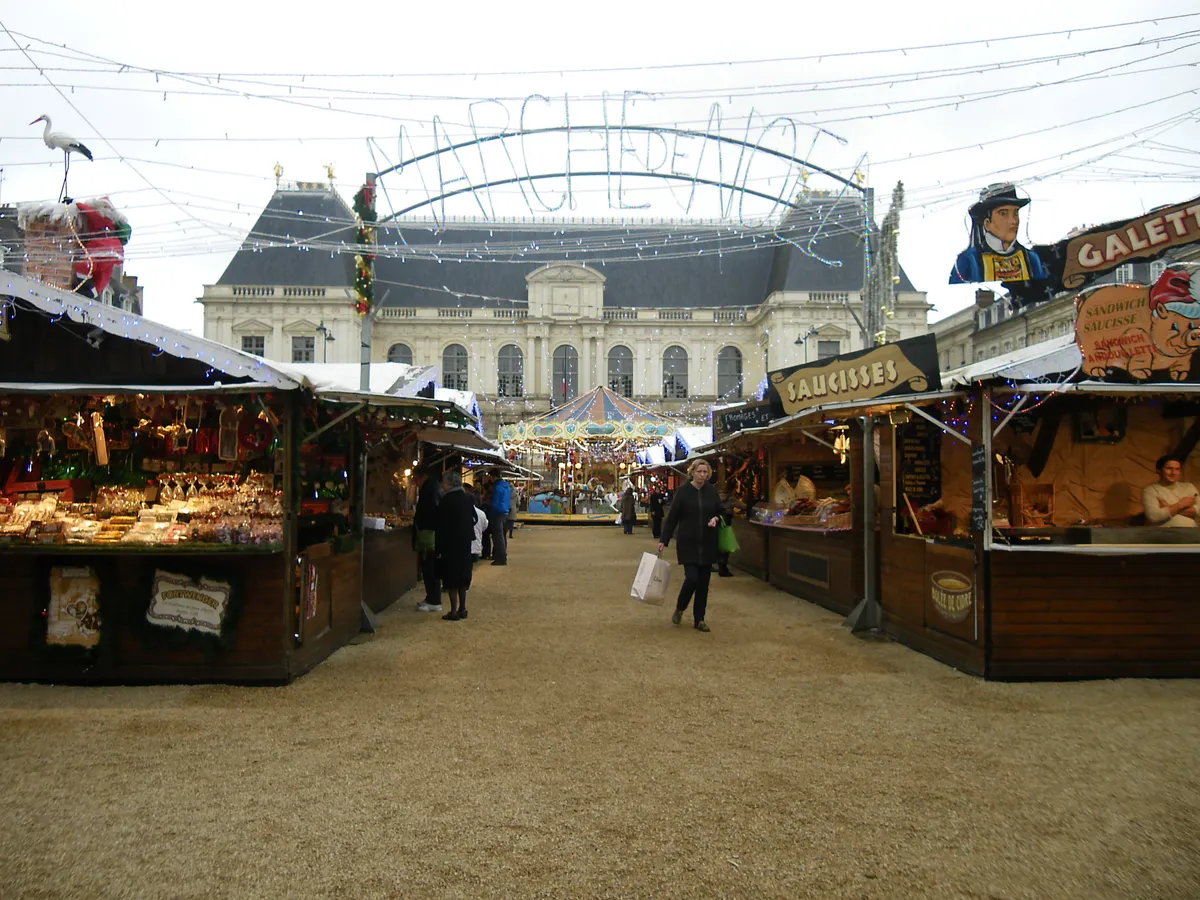 Chalets en bois du marché de Noël devant le Parlement de Bretagne à Rennes