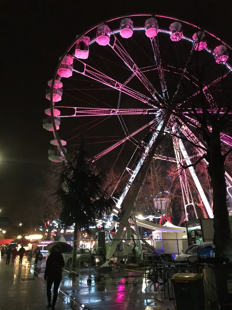 Grande roue illuminée du marché de Noël de Rennes de nuit