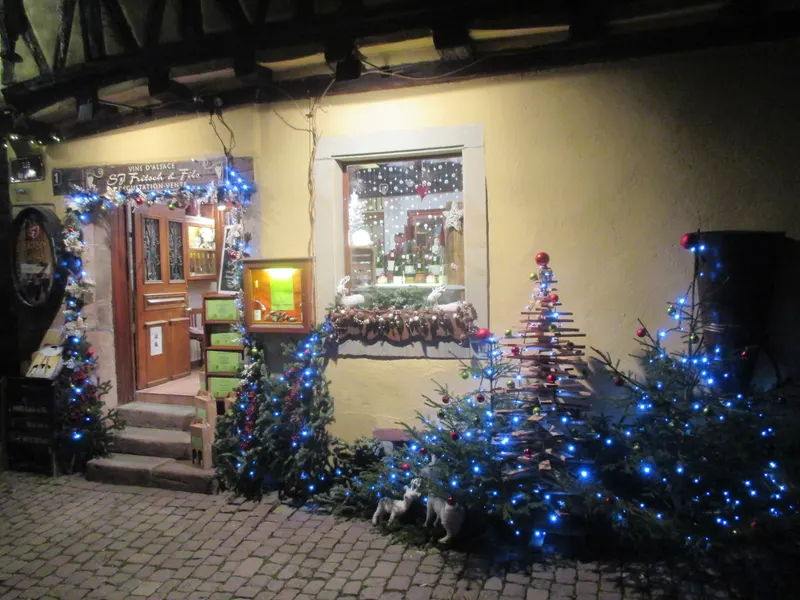 Maison de Riquewihr décorée de sapins et de guirlandes bleues