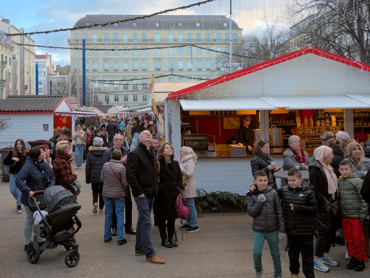 Chalets du marché de Noël de Saint-Étienne et promeneurs
