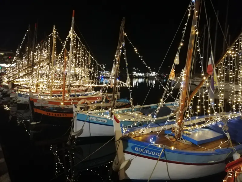 Port de Sanary-sur-Mer illuminé pour Noël de nuit