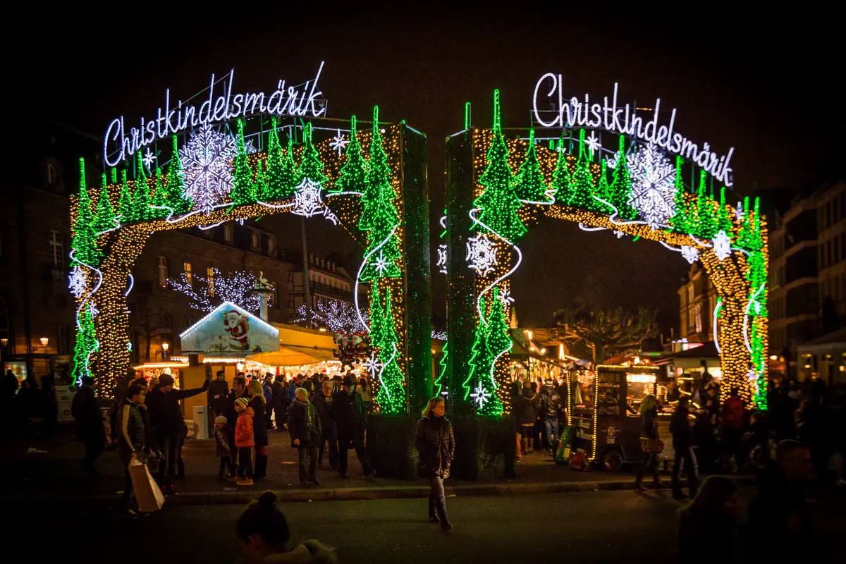 Portique lumineux Christkindelsmärik à l'entrée du marché de Noël de Strasbourg