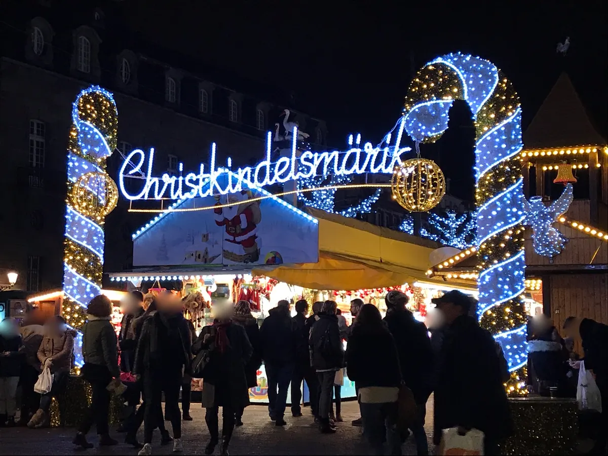 Portique lumineux Christkindelsmärik à l'entrée du marché de Noël de Strasbourg