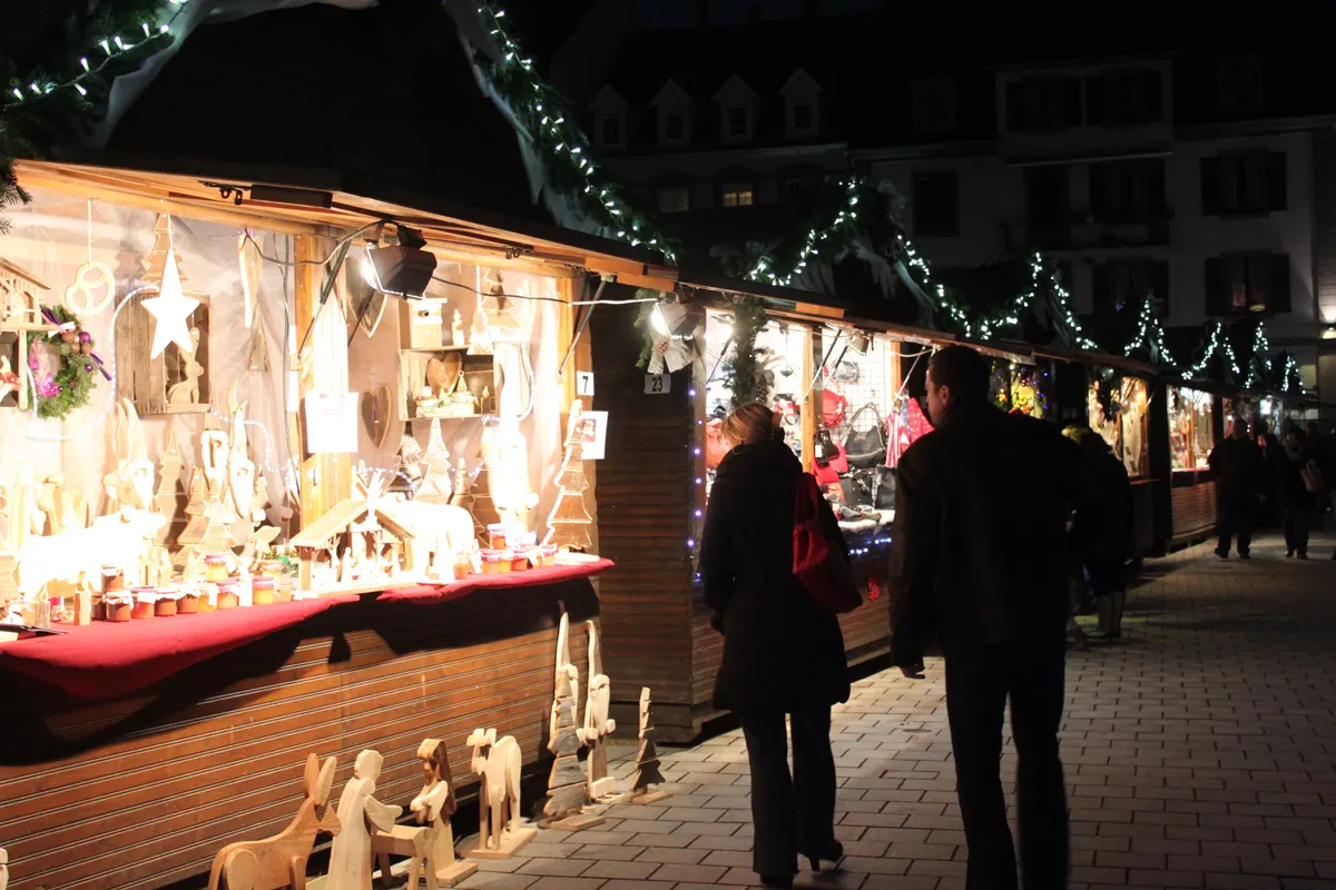 Chalets illuminés du marché de Noël de Thann de nuit