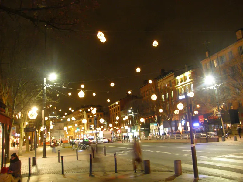 Boules lumineuses suspendues au-dessus de la place Esquirol à Toulouse à Noël
