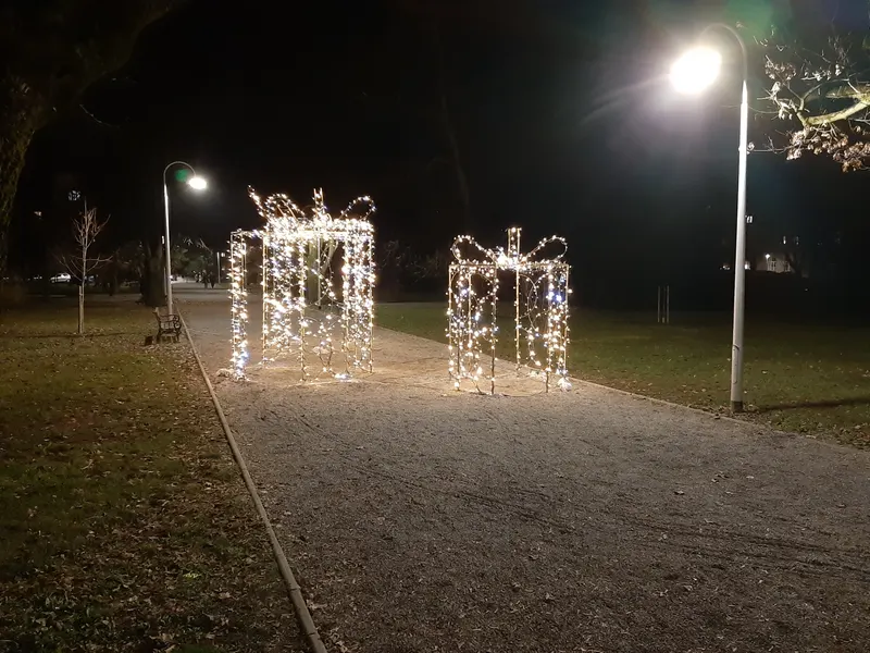 Svjetlosne instalacije u parku tijekom Adventiranja u Osijeku