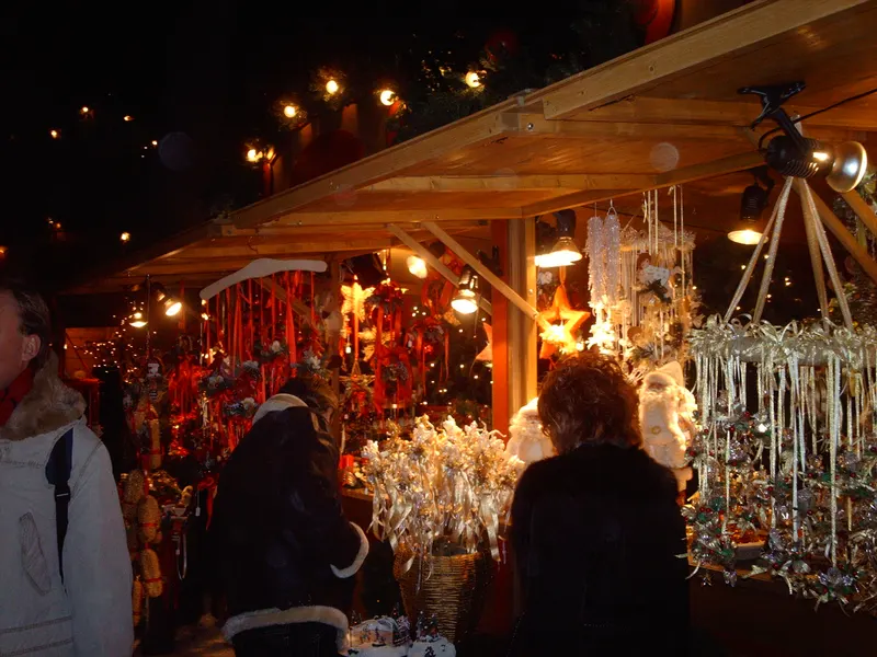 Addobbi e decorazioni in vetro in una bancarella del Christkindlmarkt di Bolzano