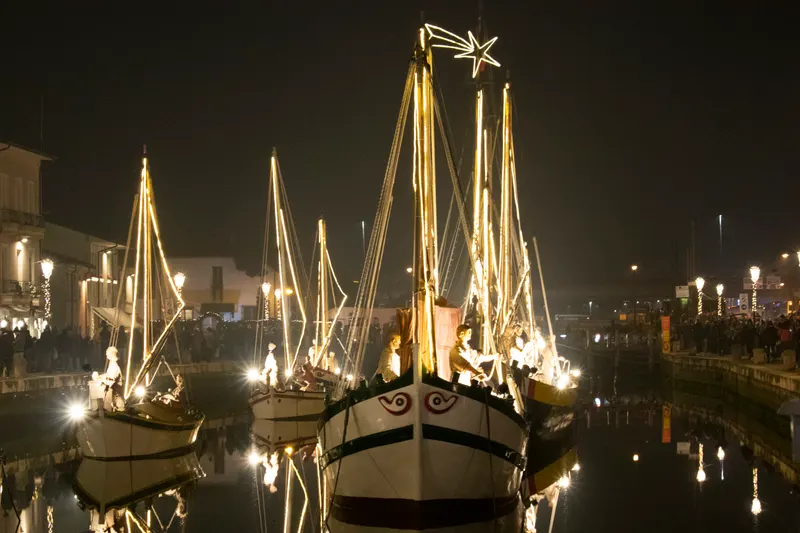 Il presepe acquatico con le barche illuminate nel porto di Cesenatico