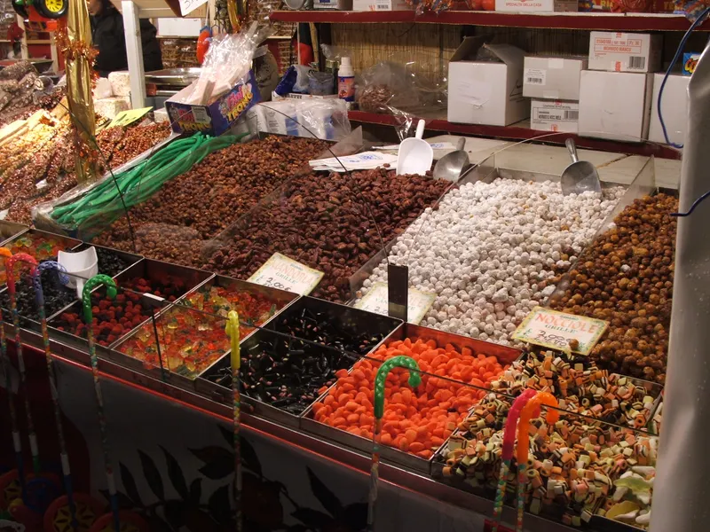 Dolciumi di Natale in vendita al mercatino di Genova