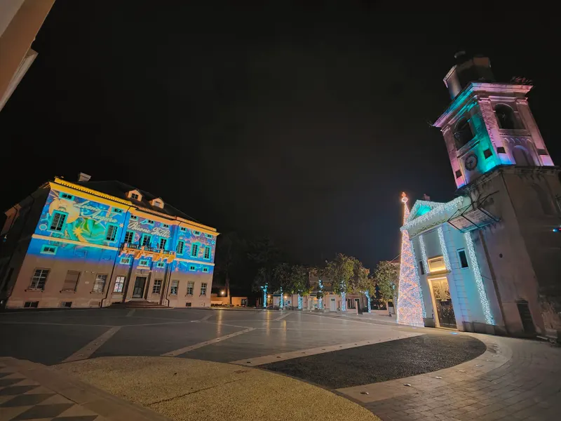 Proiezioni luminose sugli edifici di Piazza Italia a Loano