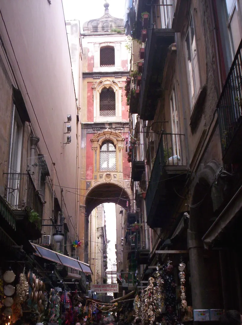 Via San Gregorio Armeno a Napoli, la strada dei presepi
