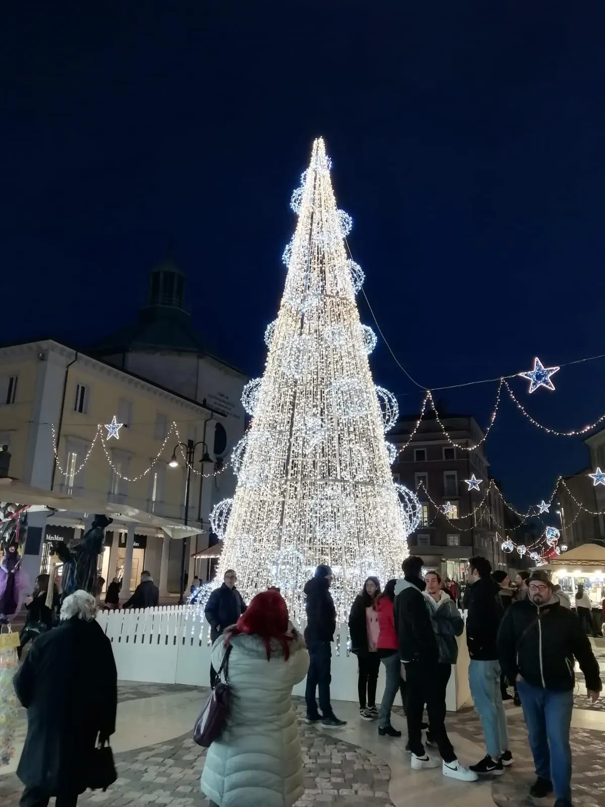 L'albero di Natale luminoso in Piazza Tre Martiri a Rimini