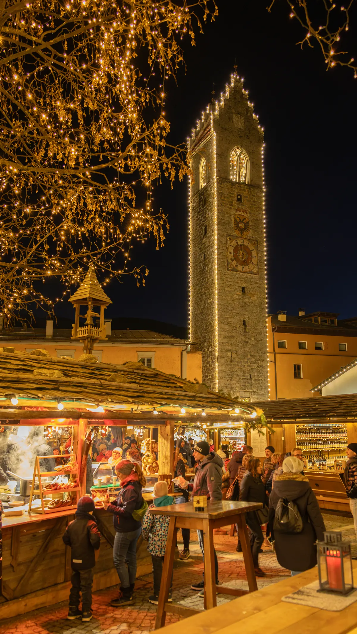 Il mercatino di Natale di Vipiteno con la Torre delle Dodici illuminata