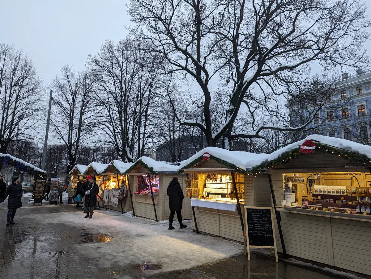 Ziemassvētku tirdziņa koka namiņi Esplanādes parkā Rīgā