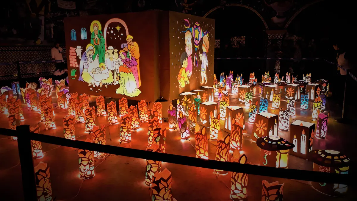 Nacimiento de luces y faroles de colores en la Villa Iluminada de Atlixco