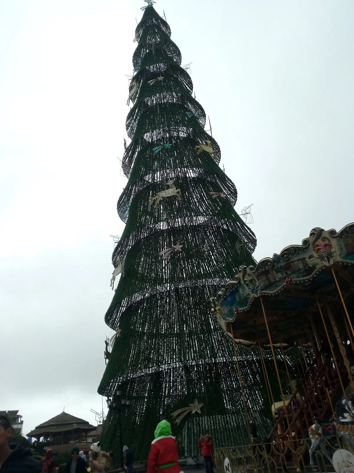 Árbol de Navidad gigante de 64 metros y carrusel en Chignahuapan