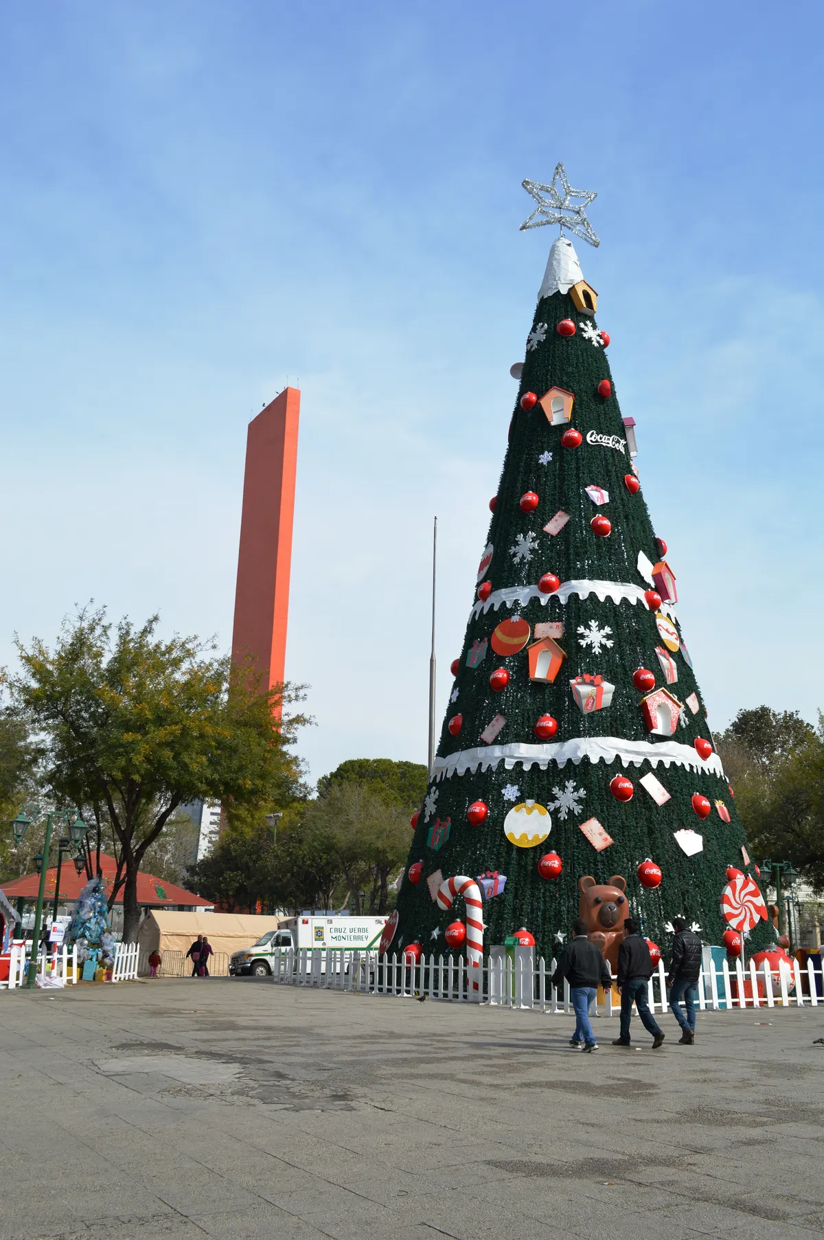 Árbol de Navidad adornado junto al Faro del Comercio en la Macroplaza de Monterrey