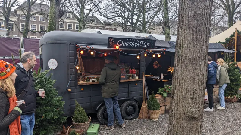 Foodtruck met lichtjes op de Royal Christmas Fair in Den Haag