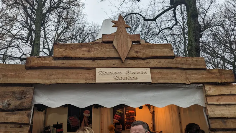 Houten kraam met chocolade op de Royal Christmas Fair in Den Haag