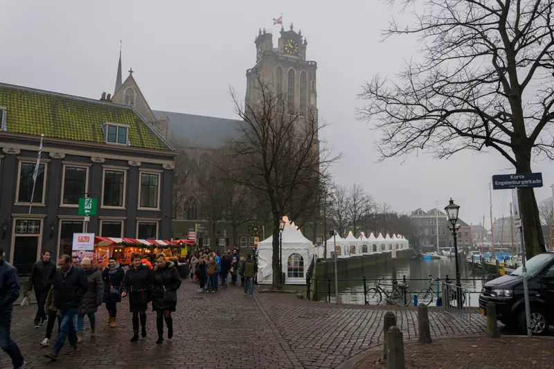 Kerstmarkt met tenten bij de Grote Kerk in Dordrecht