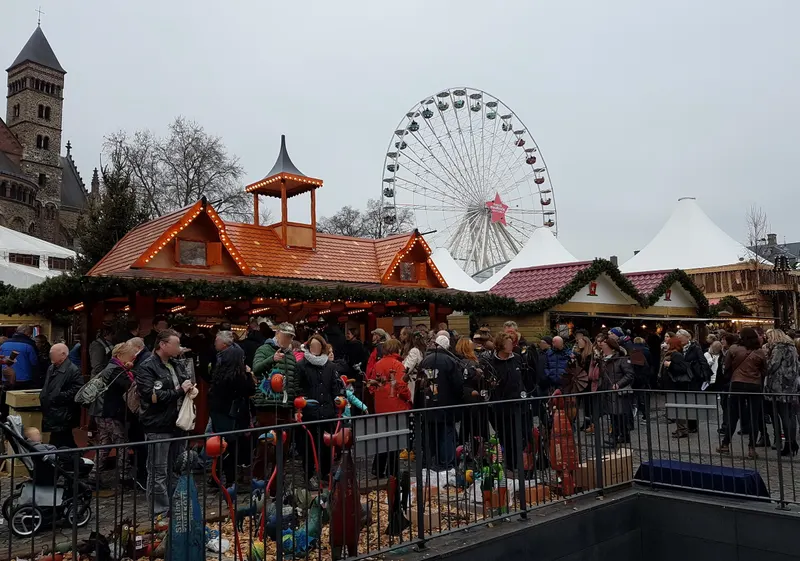 Reuzenrad en kerstchalets van Magisch Maastricht op het Vrijthof