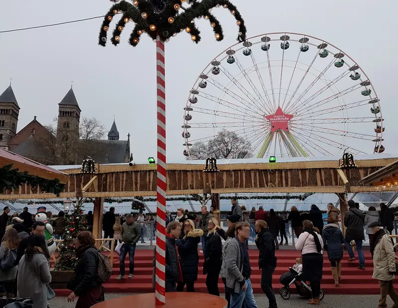 Reuzenrad en schaatsbaan op het Vrijthof in Maastricht tijdens de kerstmarkt