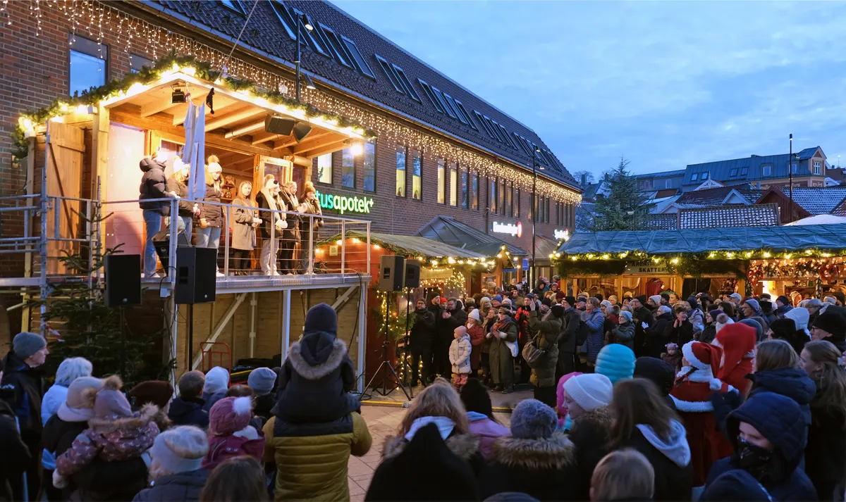 Julekonsert på scenen og tusenvis av lys på julemarkedet i Egersund sentrum