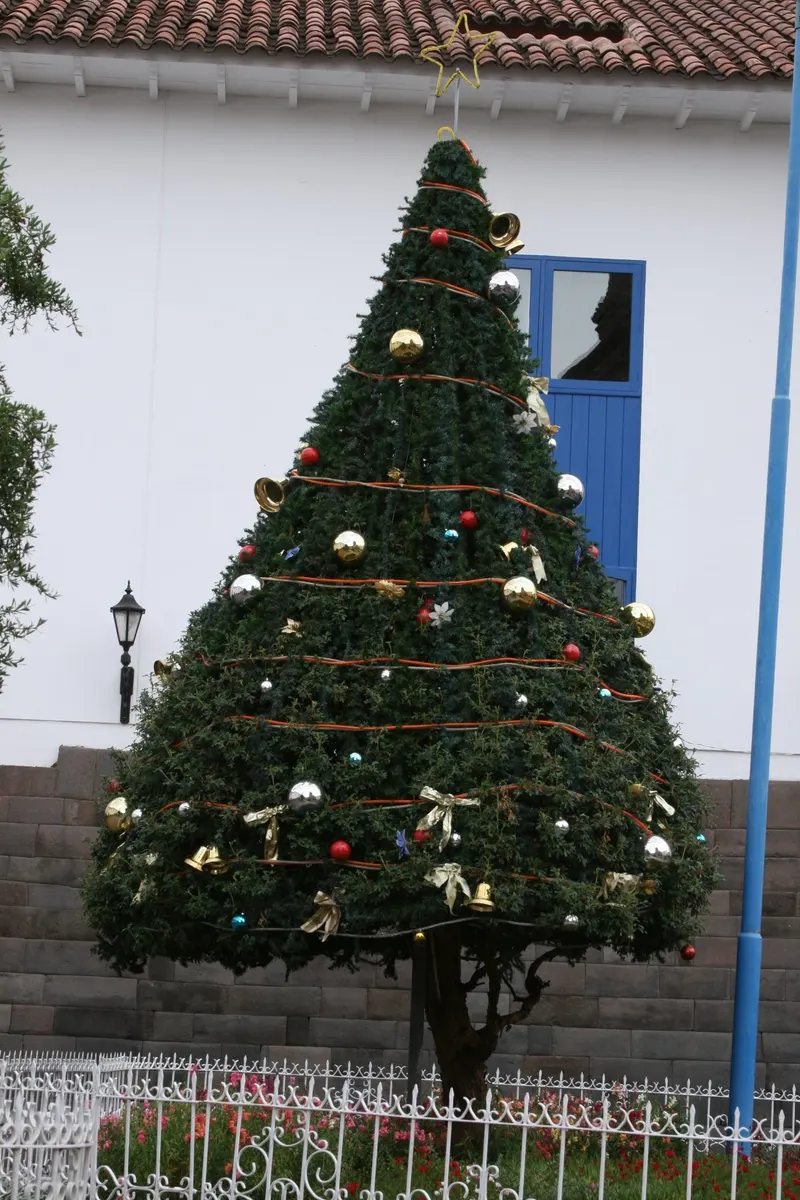 Árbol de Navidad adornado en el centro del Cusco