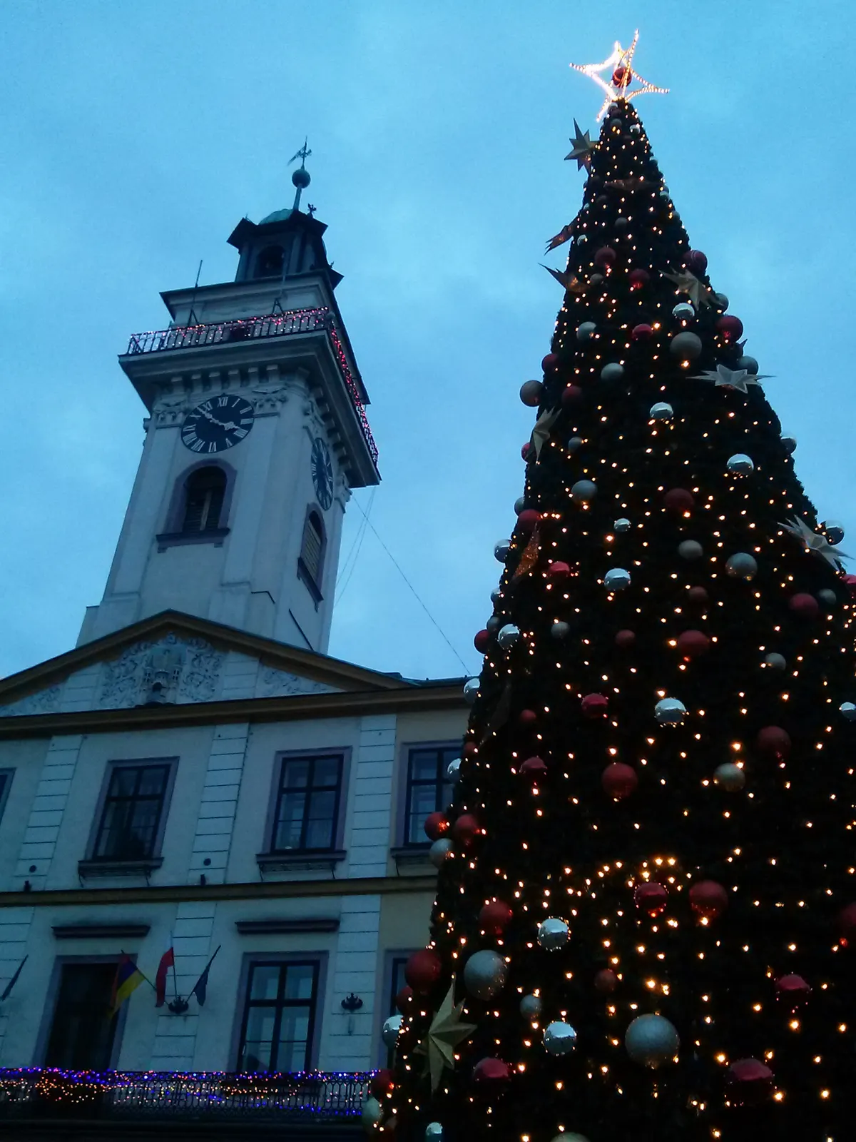 Choinka z lampkami obok wieży ratusza na Rynku w Cieszynie
