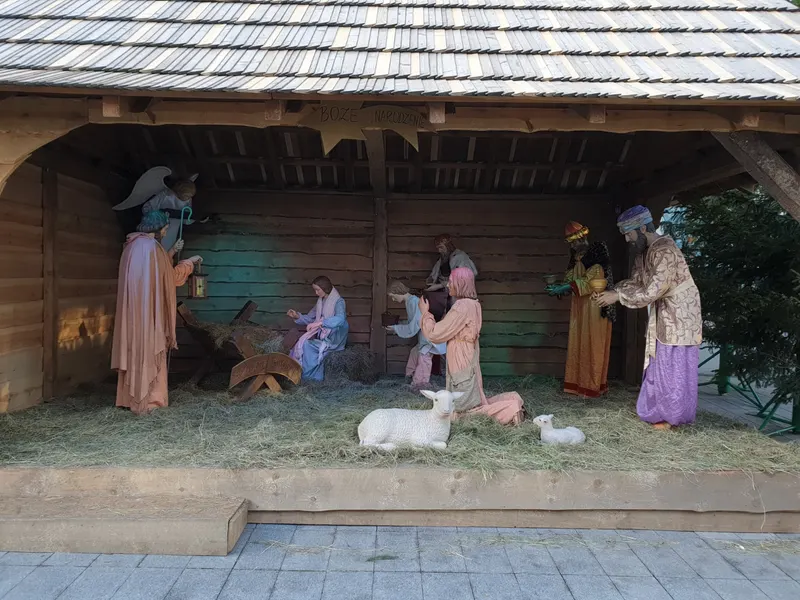 Drewniana szopka z figurami na gliwickim Rynku przed świętami