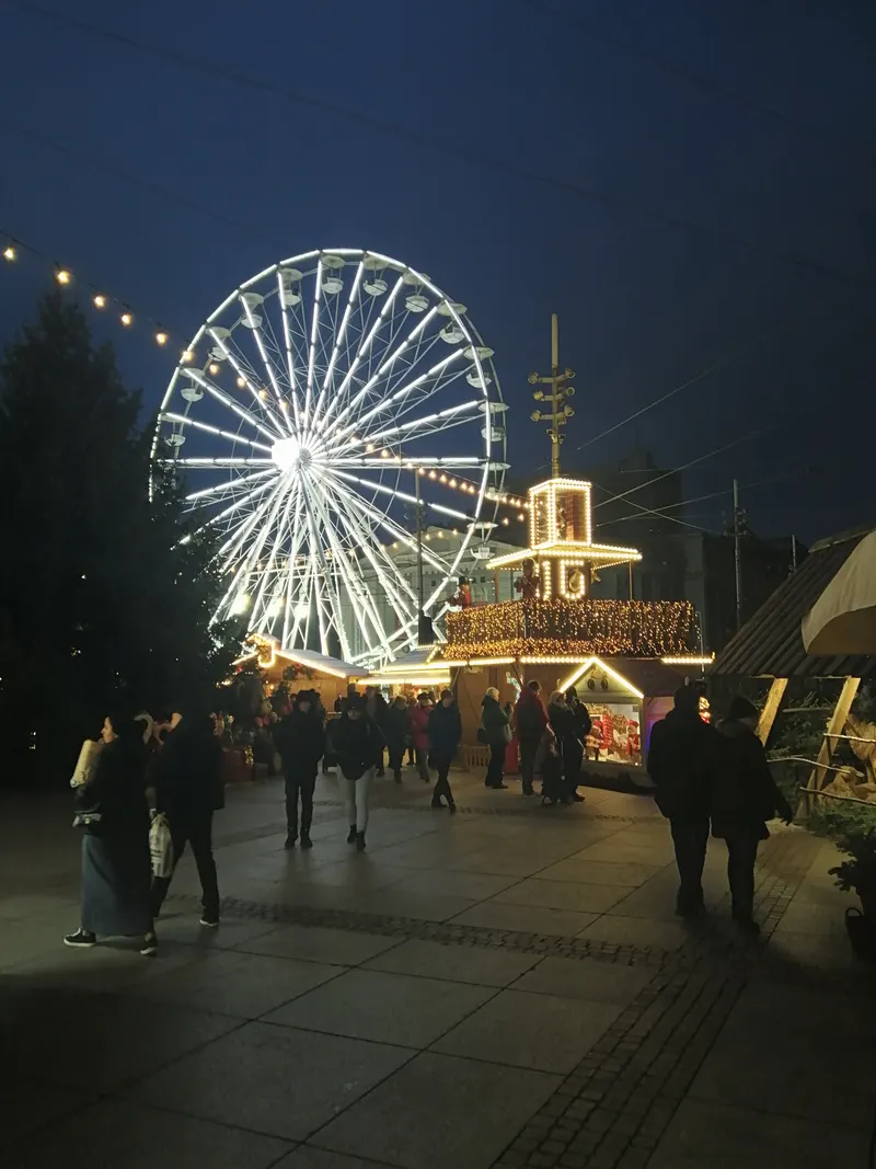 Podświetlone koło widokowe na jarmarku bożonarodzeniowym w Katowicach
