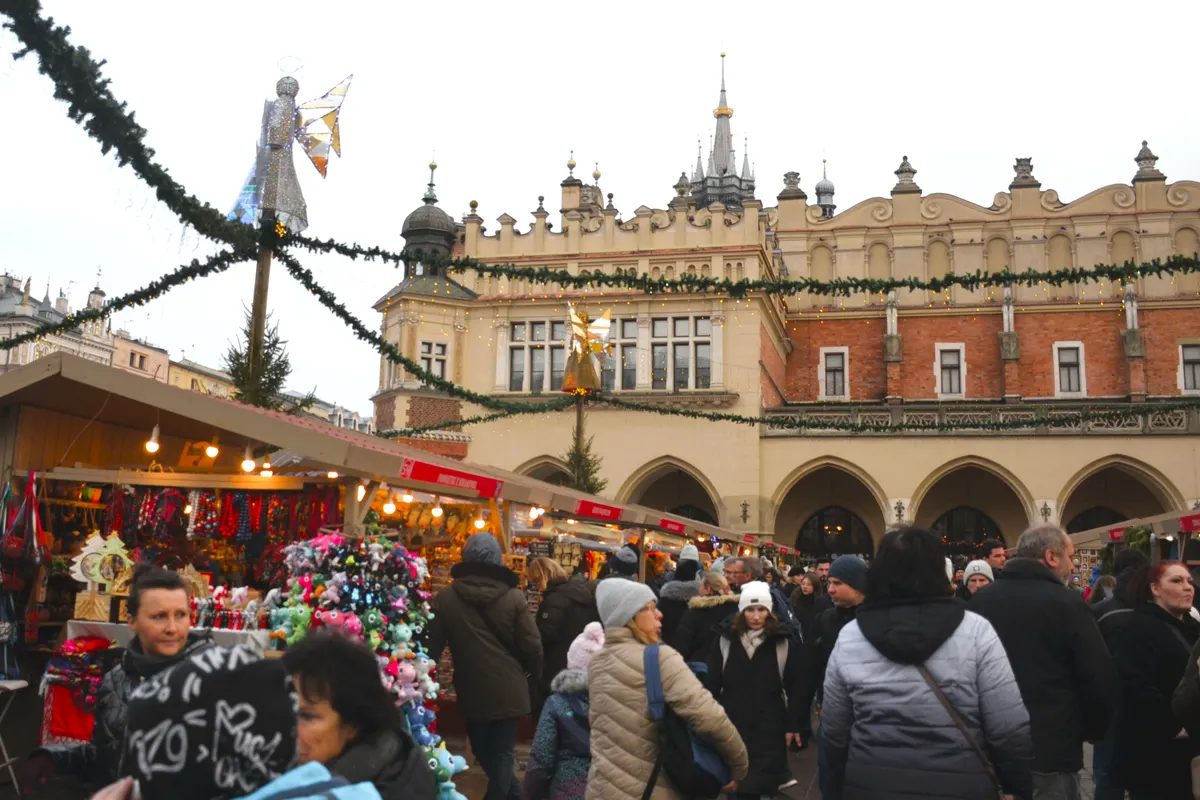 Tłum między straganami jarmarku przed Sukiennicami na Rynku Głównym w Krakowie