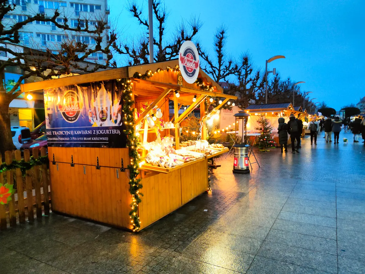 Drewniane stragany jarmarku bożonarodzeniowego w Szczecinie o zmierzchu
