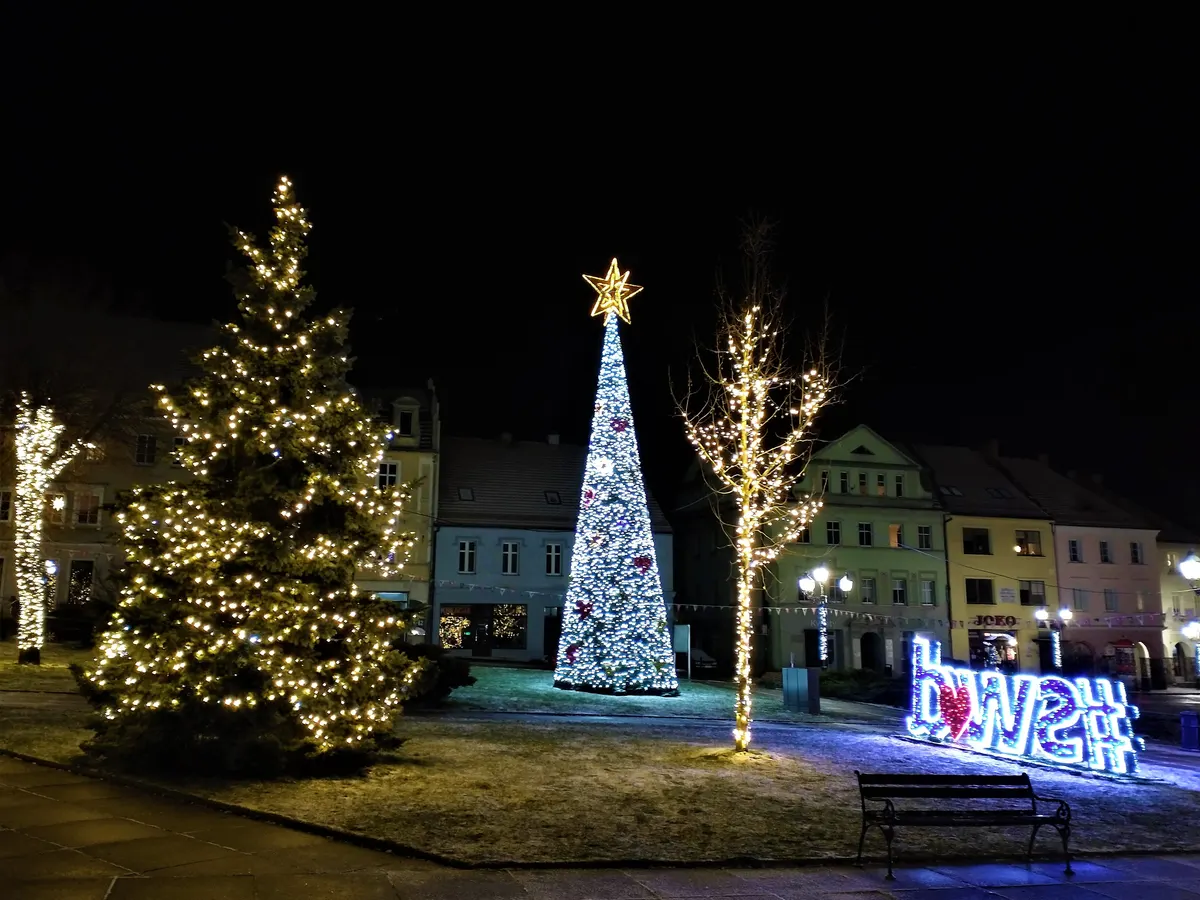 Oświetlone choinki i napis na rynku w Wodzisławiu Śląskim