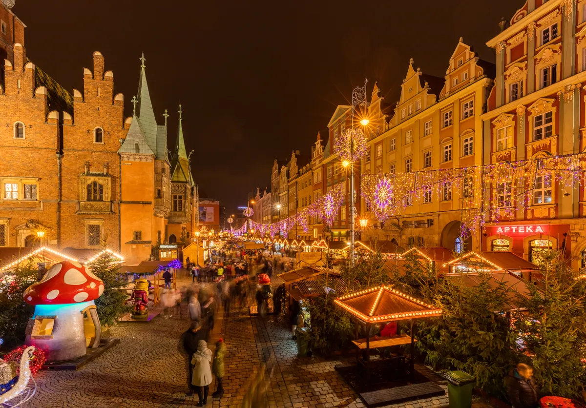 Stragany jarmarku bożonarodzeniowego we Wrocławskim Rynku wieczorem