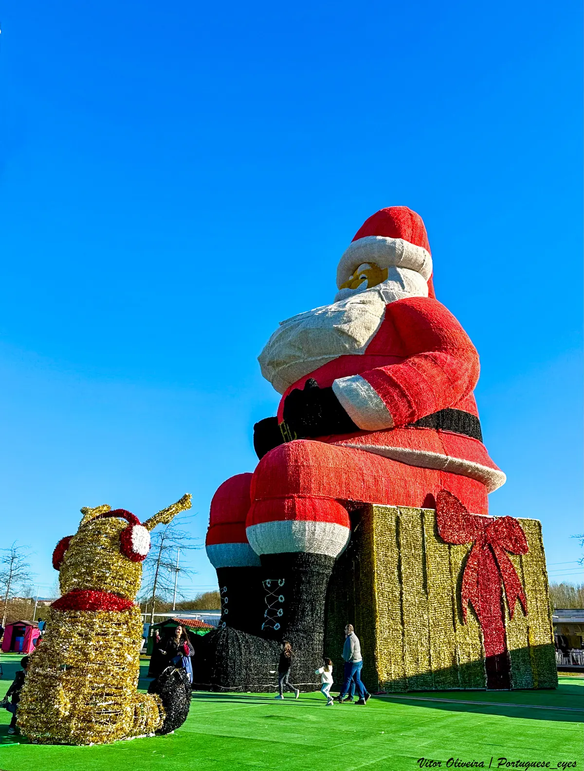 O maior Pai Natal do mundo, com mais de 21 metros, no Jardim do Largo 1.º de Maio, em Águeda
