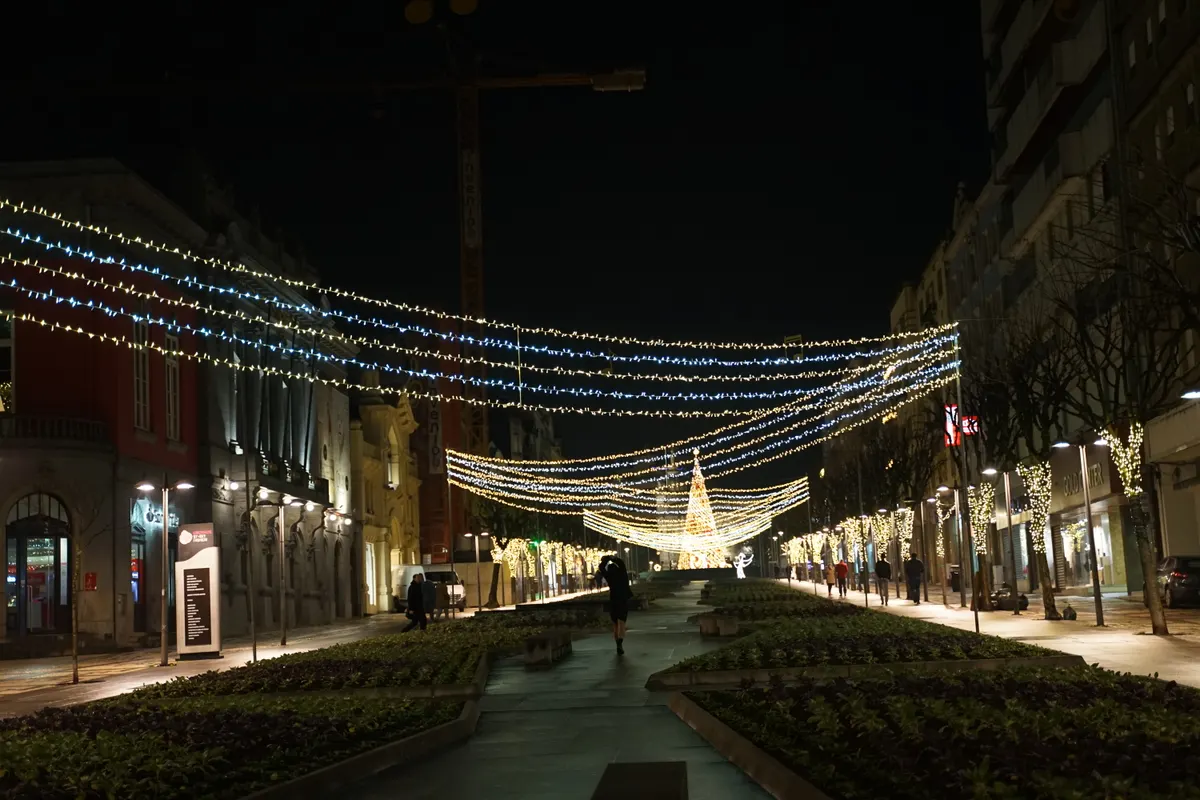 Iluminação de Natal sobre a avenida central de Braga à noite
