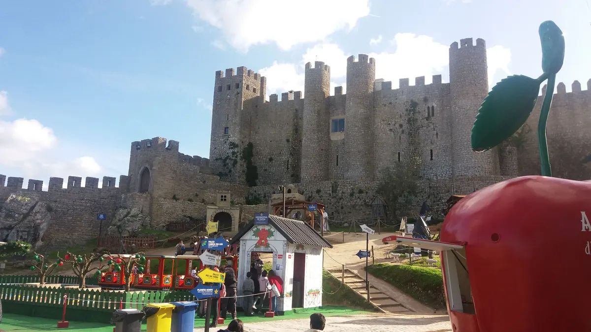 Vila Natal de Óbidos junto às muralhas do castelo, com casinhas e atrações para crianças