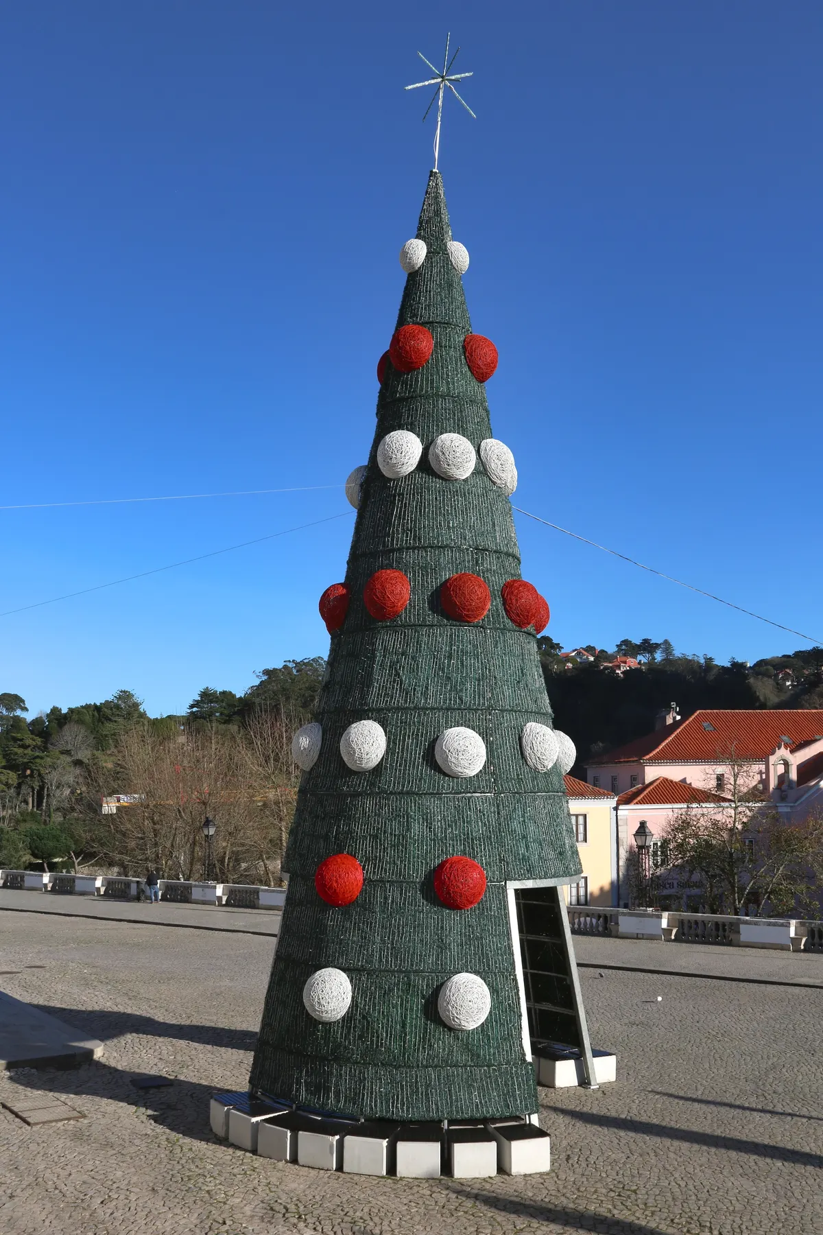 Árvore de Natal na Praça da República, em frente ao Palácio Nacional de Sintra