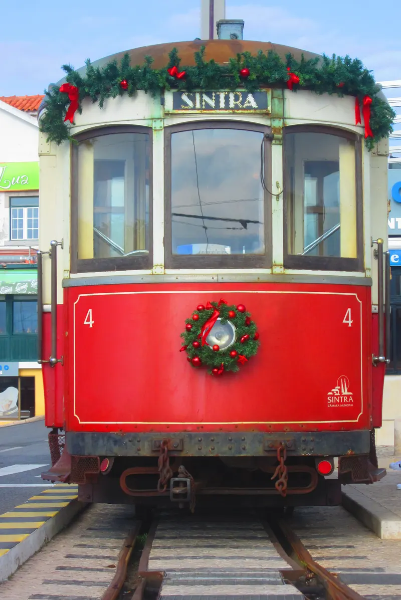 Elétrico de Sintra decorado com uma coroa de Natal