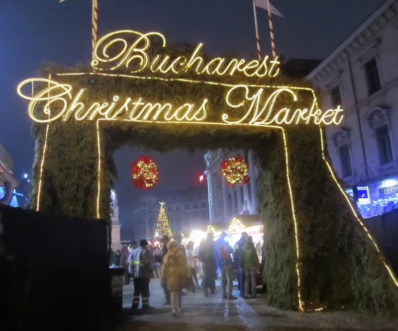 Poarta luminoasă a Bucharest Christmas Market din Piața Universității