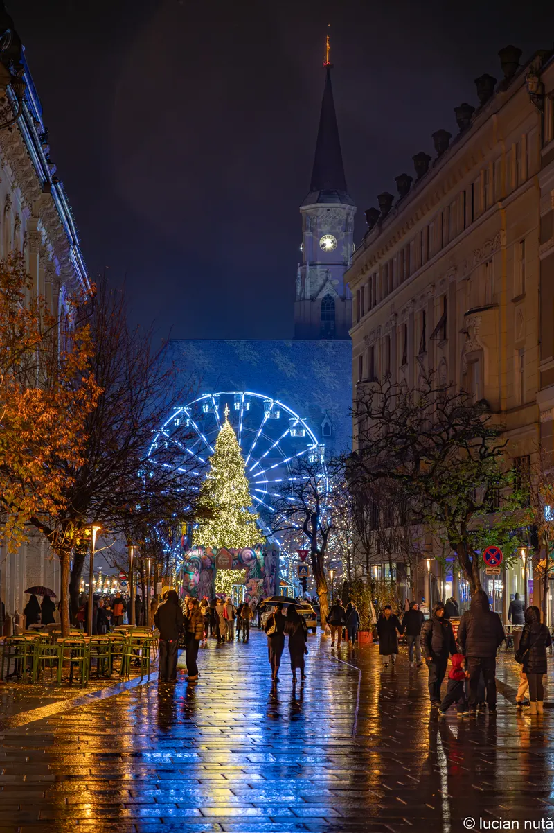 Caruselul luminat la Târgul de Crăciun din Cluj-Napoca, sub ninsoare