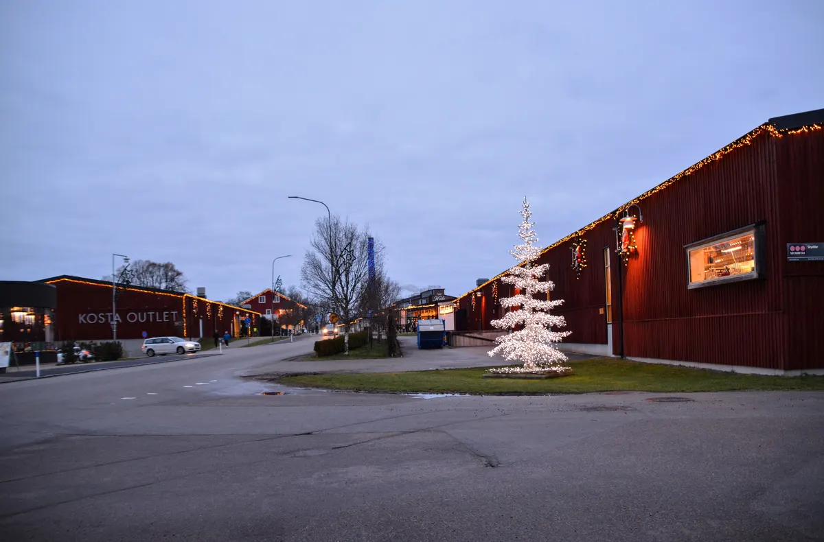 Upplyst julgran vid Kosta glasbruk i skymningen