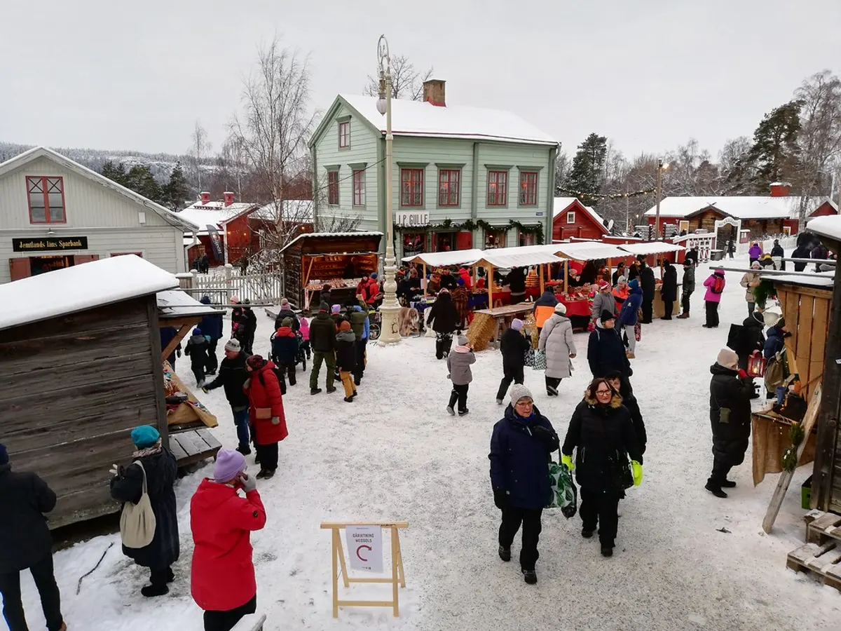 Julmarknad på Jamtli i Östersund med snö och marknadsstånd