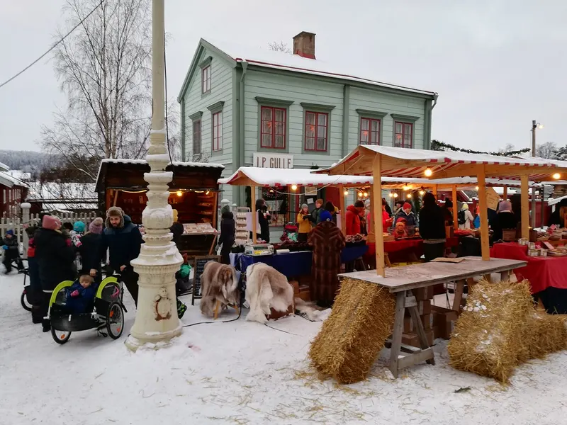 Marknadsstånd och halmbalar på Jamtlis julmarknad