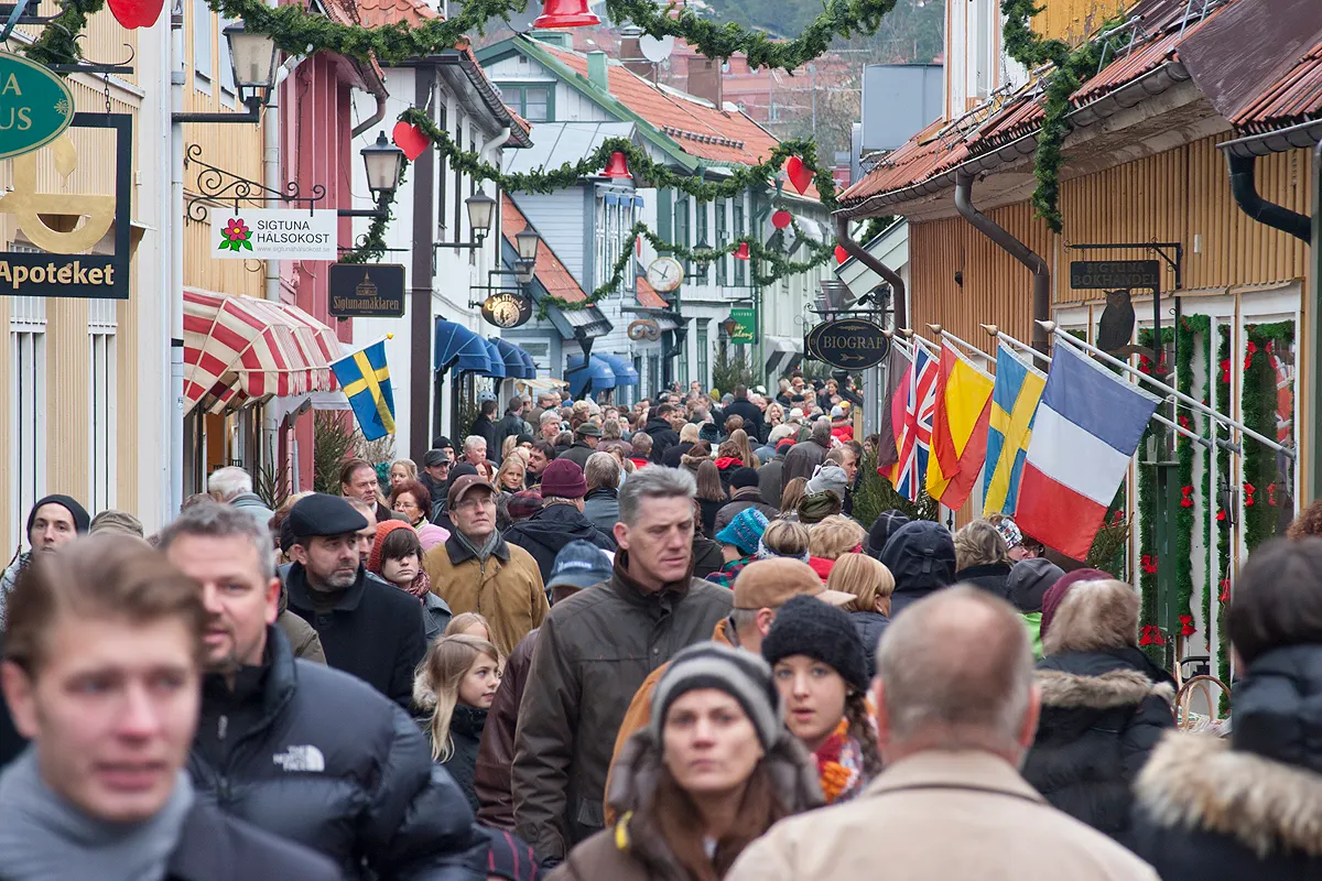 Folkliv på Stora Gatan i Sigtuna under julmarknaden